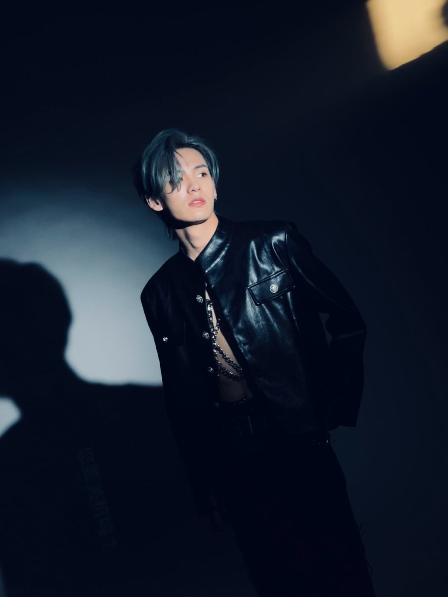 double_m_stitch's tweet photo. 뭐야뭐야 이건 또 뭔데?? 가죽자켓이랑 체인이 이렇게 잘 어울려도 되나 나는 분명 확신의 흑발판데 염색할 때마다 자꾸만 흑발파인 걸 잊게되는 이게 맞는건가 싶으면서도 그냥 좋아 아마 그냥 밍밍이라서 그런가봐💙
#姚明明 #YAOMINGMING #야오밍밍 #요명명 #姚柏南 #YAOBONAN #야오보난 #요백남 https://t.co/ftImVUvFUj