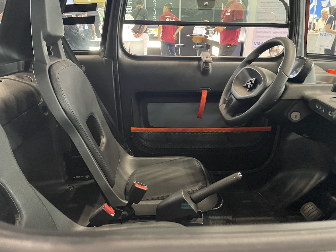 ev_gohan's tweet image. シトロエン・アミ！
塗装無しの素地ボディ！
トイザらスで売ってる遊具みたいだった(;^_^A
＃サイズと出力の関係で日本では公道は走れないらしい
#TECHNOFRONTIER2023