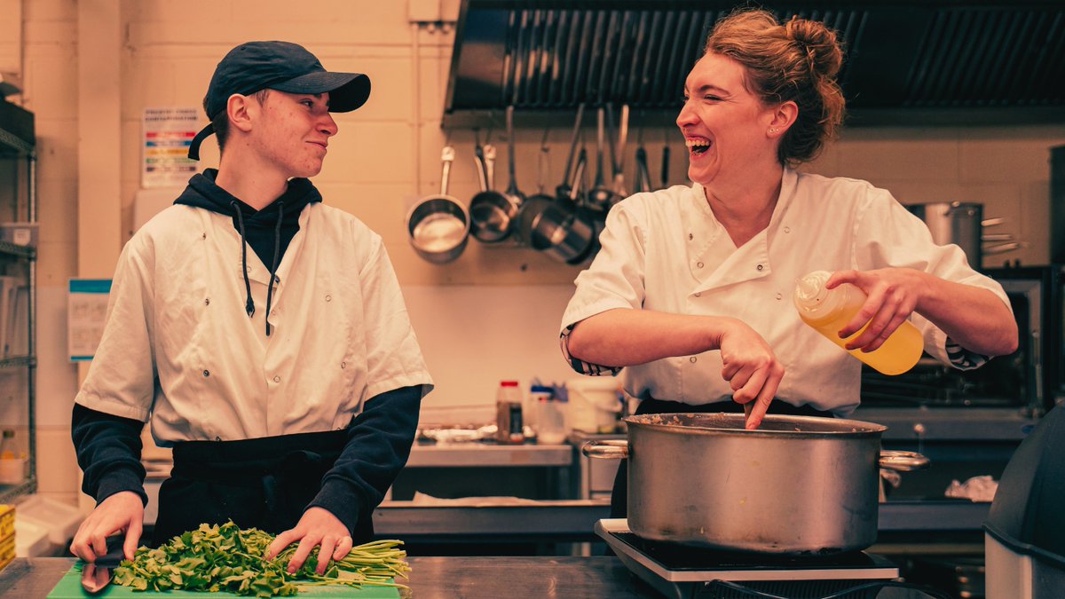 Looking for some Inspo to spice up your mid week dinners? Check out the cooking demo in the gardens this afternoon where Edinburgh Food Social will be talking about their work and teaching how to make a tasty pea, lemon and courgette barley risotto!