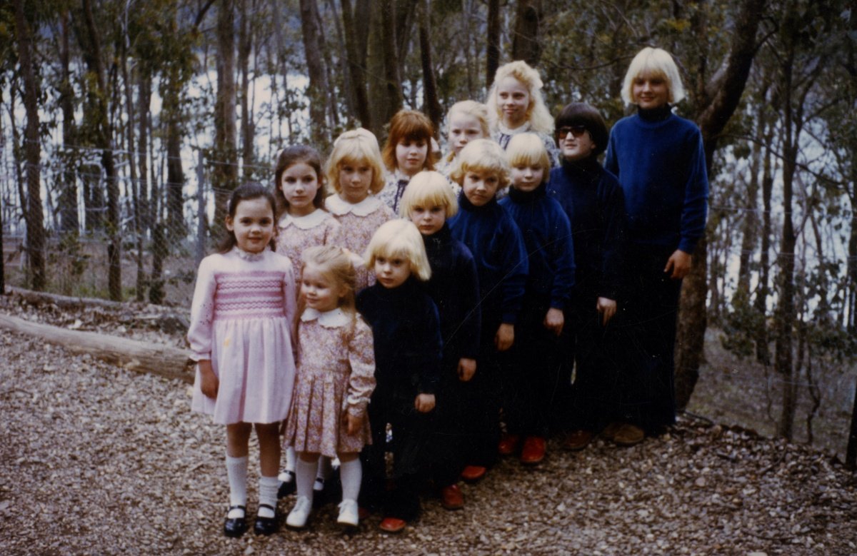 levmauc's tweet photo. THE FAMILY, un documental terrorífico basado en hechos reales sobre una mujer que 'adoptó' a 28 niños haciéndoles creer que era su madre. Los drogó con LSD durante años, abusó de ellos psicológicamente y los tiñó para hacerles creer que eran hermanos. Lo tenéis en Filmin. https://t.co/gJgSYxGBdu