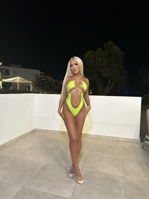 Living it up in Ibiza baby🌴😈 https://t.co/ZvOYEGIV55