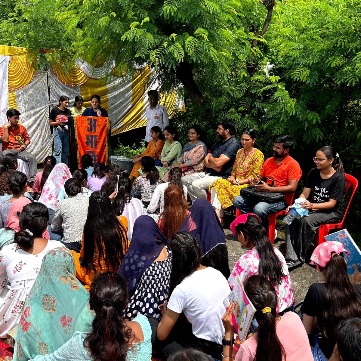 sfdhimachal's tweet photo. विकासार्थ विद्यार्थी एवम् सुनील उपाध्याय एजुकेशनल ट्रस्ट द्वारा आयोजित पौधारोपण महा अभियान के अंतर्गत वल्लभ महाविद्यालय इकाई व सरदार पटेल विश्वविद्यालय मंडी के कार्यकर्ताओं ने आज मंडी के अप्पर भ्यूली में पौधारापण किया।
#TreePlantation 
#Sfdhimachal https://t.co/ufY30WoU4P