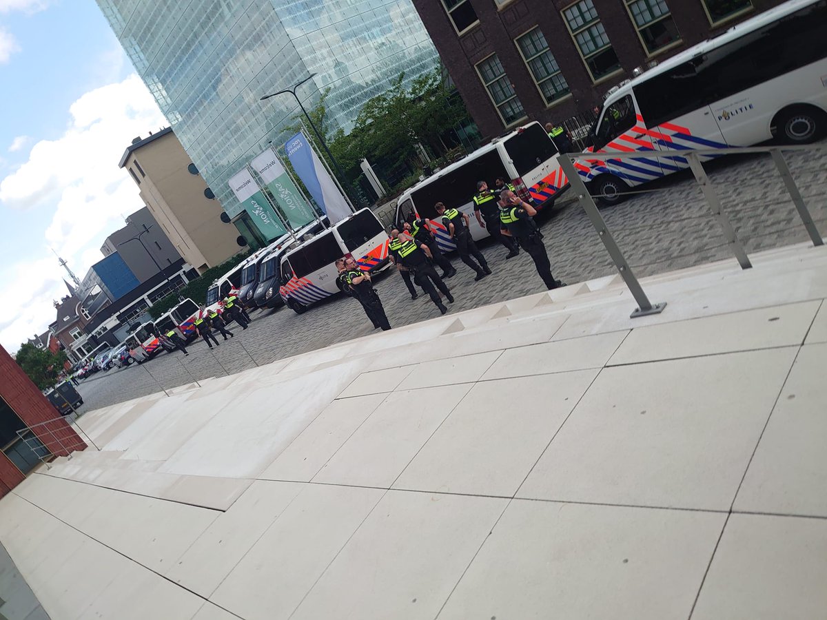 MHGvanderVoort's tweet photo. Ondertussen zijn de busjes van de politie  gearriveerd in #enschede #hengelo #oudemarkt #fctwente #fctham https://t.co/HuGh0USt5n