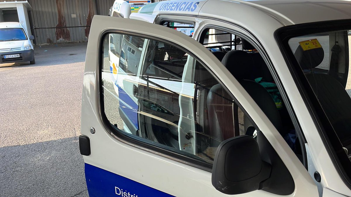 sindicatomedsev's tweet photo. ⚠️🚑 #DistritoSevilla: la falta de ambulancias de soporte vital básico pone en riesgo la vida de los pacientes. https://t.co/9Y9EdOBo7W
