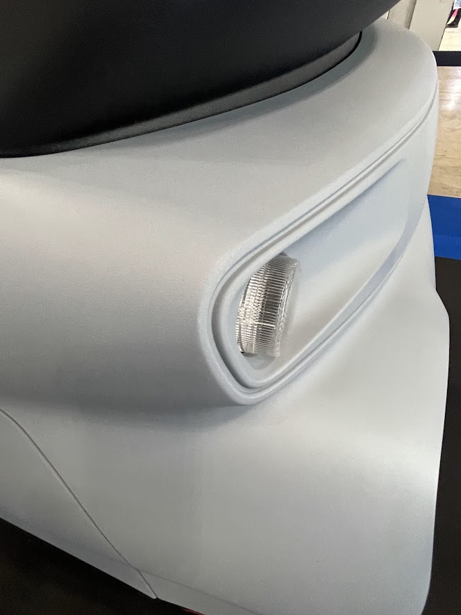 ev_gohan's tweet image. シトロエン・アミ！
塗装無しの素地ボディ！
トイザらスで売ってる遊具みたいだった(;^_^A
＃サイズと出力の関係で日本では公道は走れないらしい
#TECHNOFRONTIER2023