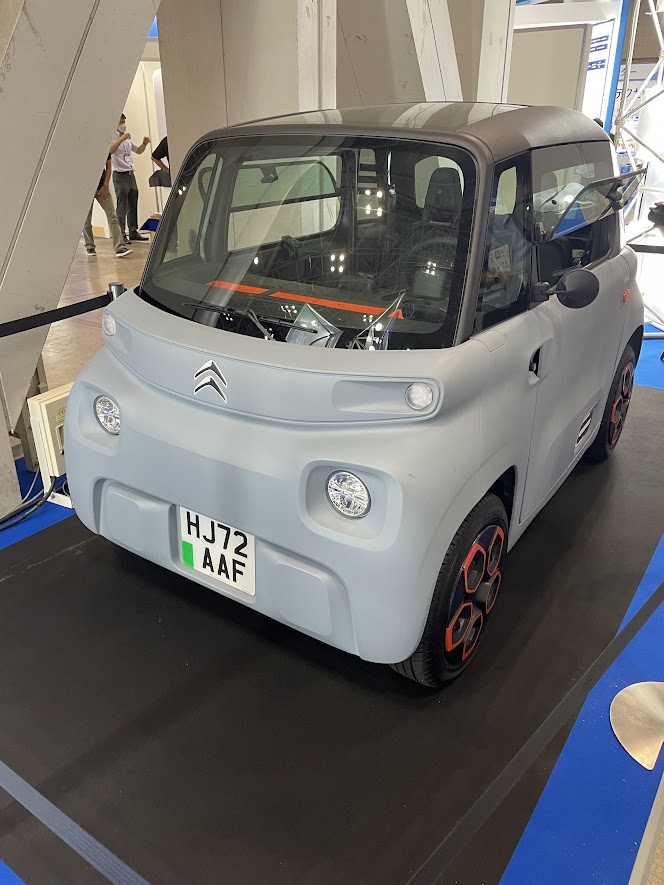 ev_gohan's tweet image. シトロエン・アミ！
塗装無しの素地ボディ！
トイザらスで売ってる遊具みたいだった(;^_^A
＃サイズと出力の関係で日本では公道は走れないらしい
#TECHNOFRONTIER2023