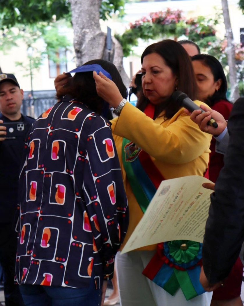 ✪✪Freddy☭ (@4freddy23) on Twitter photo En el marco de la celebración del los 456 años de Caracas, la Alcaldesa
<a href="/gestionperfecta/">Carmen Meléndez</a>, otorgó un reconocimiento a la periodista <a href="/madeleintlSUR/">Madelein Garcia</a>, por su excelente trabajo en mostrar nuestra ciudad capital, tanto nacional como internacional
#26Jul
#PlanDescontaminaciónDelLago En el marco de la celebración del los 456 años de Caracas, la Alcaldesa
<a href="/gestionperfecta/">Carmen Meléndez</a>, otorgó un reconocimiento a la periodista <a href="/madeleintlSUR/">Madelein Garcia</a>, por su excelente trabajo en mostrar nuestra ciudad capital, tanto nacional como internacional
#26Jul
#PlanDescontaminaciónDelLago