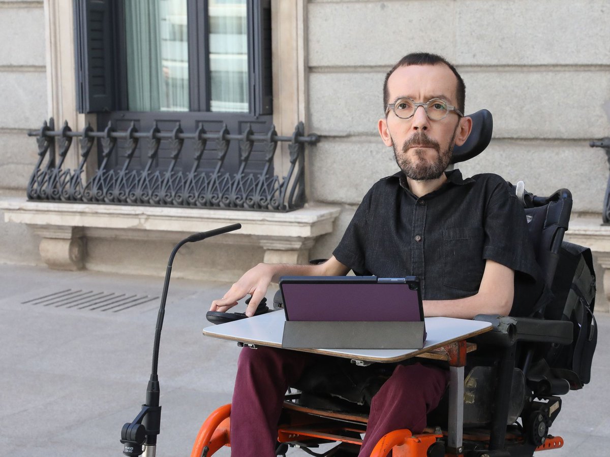basculpol's tweet photo. Que los principales medios invisibilicen hoy la despedida de Echenique del Congreso mientras en su día elogiaban la figura de un inútil como Adolfo Suárez Íllana en su despedida no es nada casual. 
Repitan conmigo: "Podemos nunca existió". Quieren un borrado de memoria masivo https://t.co/RmQqjIDOj5