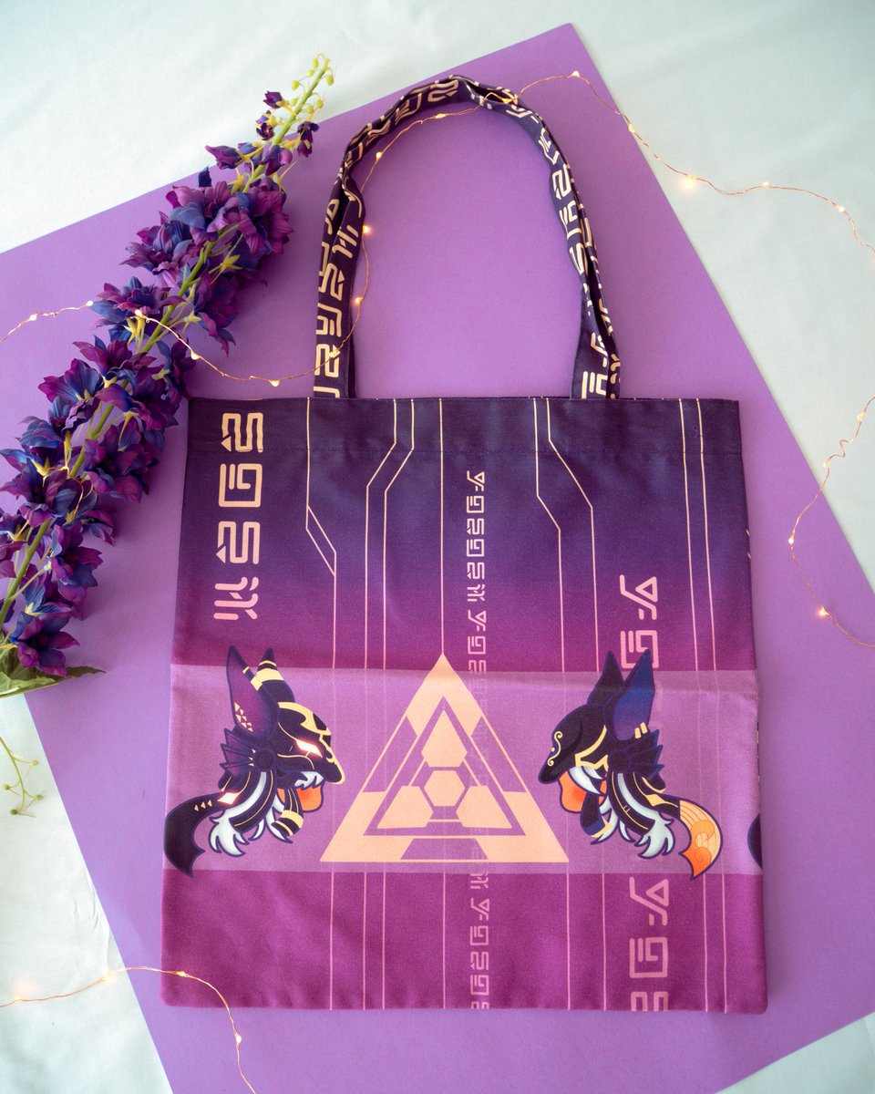 ✨ Ce totebag trop mignon est tout droit inspiré de Cyno, ce perso de Genshin qu'on adore !
🎨👜 Et devinez quoi ? On l'a fait de nos propres mains, ici en France !
Si vous aussi vous etes fan de Genshin Impact, ce totebag est fait pour vous ! 😉💕