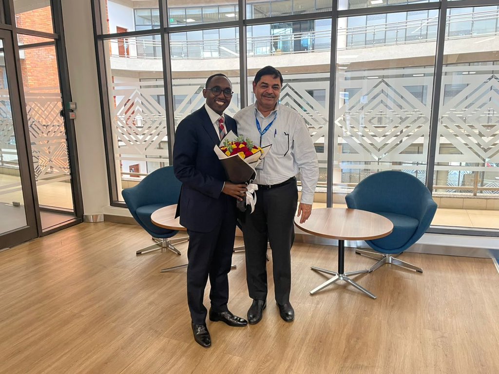 Grateful for this delightful surprise today at the bank! Our customers represented by Sandeep GM @TheRealSteelRwa brought in beautiful flowers - a touching gesture of appreciation. We value our relationship and are committed to delivering the best service. Turi kumwe 🙏🏽