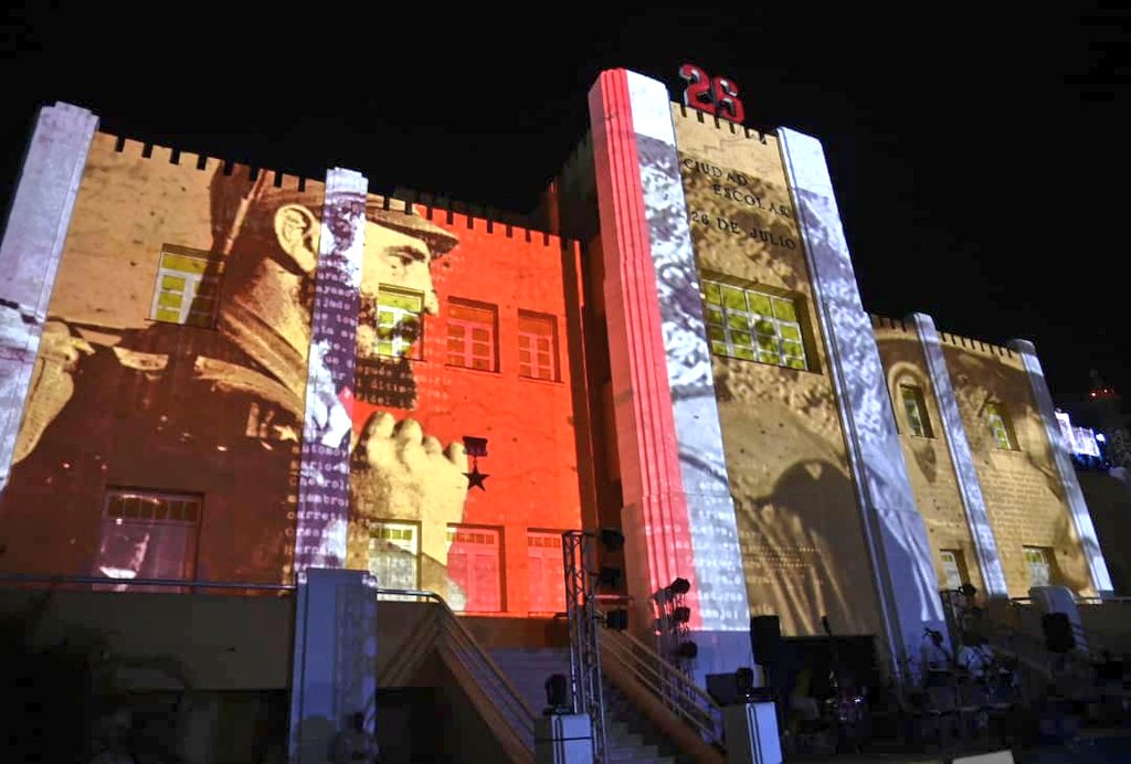 Otra vez en la histórica fortaleza que fue cuartel y hoy es museo y escuela: la Ciudad Escolar 26 de Julio con 10 mil invitados. Al frente, el líder de la #Revolución, General  de Ejército Raúl Castro Ruz y otros protagonistas vivos de la epopeya de aquella madrugada. #70Moncada