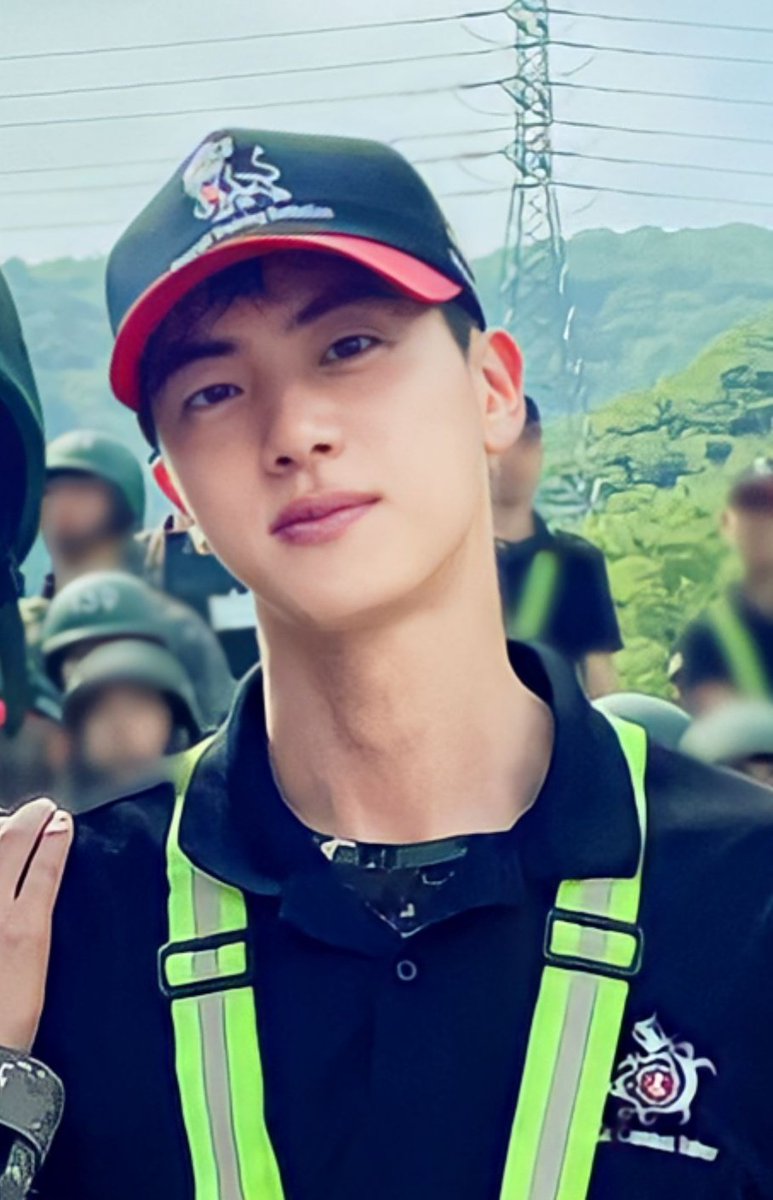 JinBase_'s tweet photo. Logo yang ada di topi dan baju Kim Seokjin adalah lambang Batalyon Latihan Tempur Dasar (Basic Combat Training Battalion)

Sebelumnya ada merchandise militer yang dijual oleh perusahaan swasta dengan nama 'topi Divisi 5 Kim Seokjin' namun karena belum pernah melihat seokjin pakai topi ini jadi itu masih spekulasi. Nah sekarang seokjin udah pake beneran berarti bukan spekulasi lagi kalo dia punya topi Basic Combat Training😭🥰

(Foto display item topi yang dijual itu ada tweet bawah👇)  
 
PROUD OF YOU JIN
CORPORAL KIM SEOKJIN
#Jin #진 #방탄소년단진 #BTSJIN