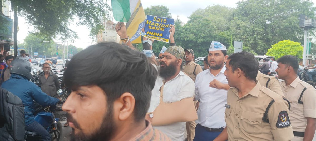 SardarRandheer's tweet photo. #AAPStandsWithManipur
.@AamAadmiParty Telangana's protest at Hyderabad against Manipur violence as part of AAP's nationwide protests.@AAPTELANGANA @AAPYouthWing @ArvindKejriwal @attorneybharti @iAmanUppal @SandeepPathak04 @SanjayAzadSln https://t.co/Lb69JbG8fE