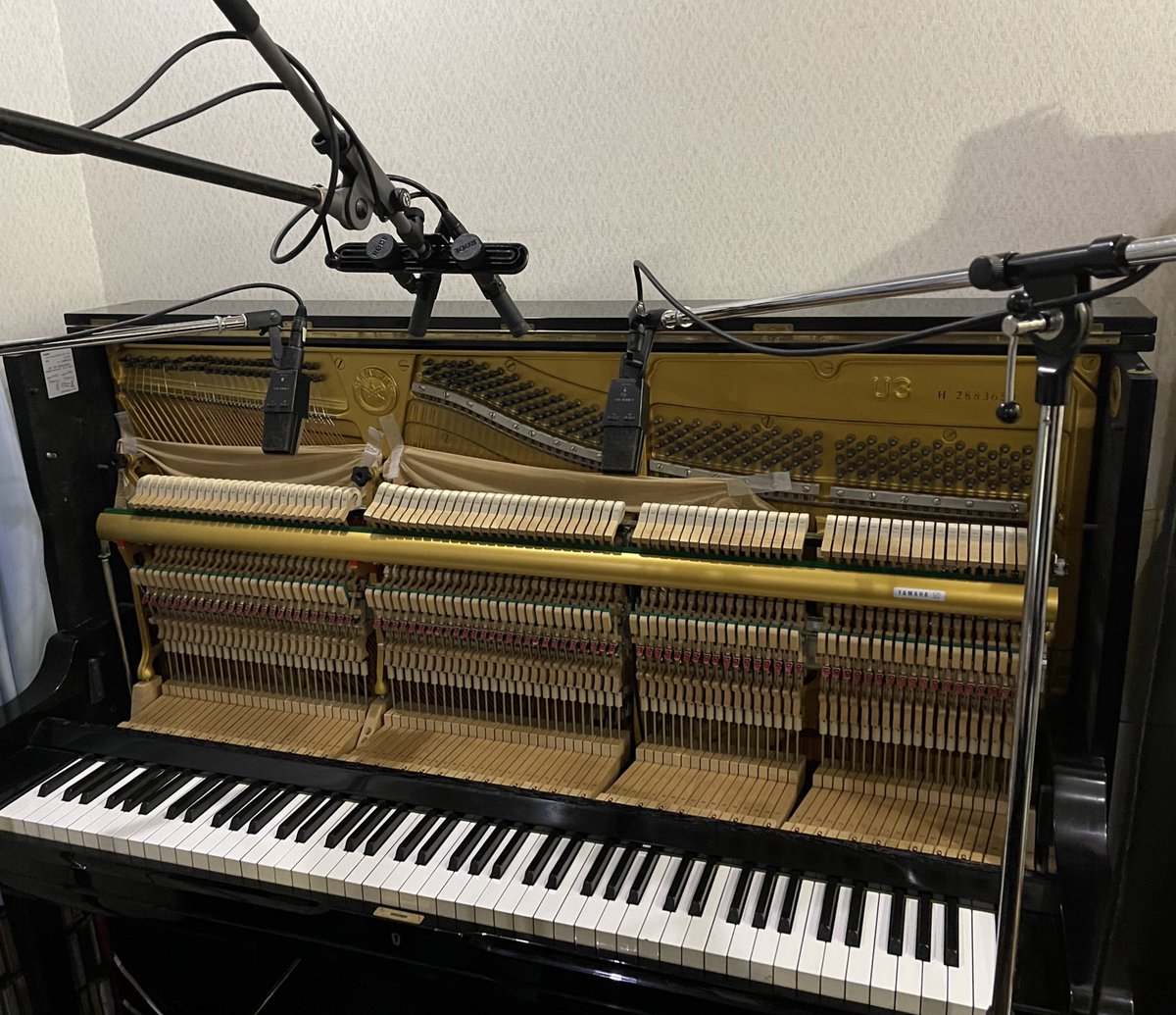 こちらのピアノで録音しました。祖父母が母のために購入したYAMAHAの 
