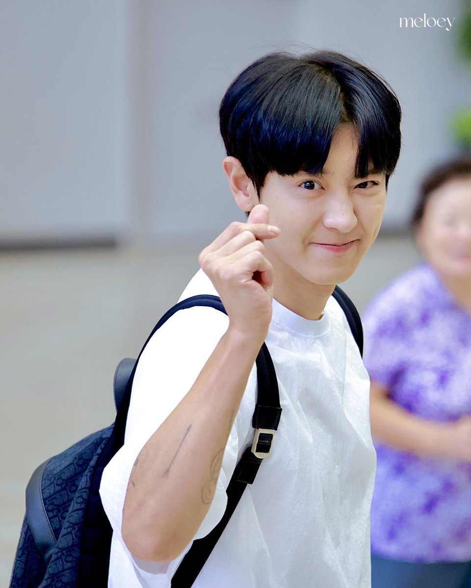 พี่ชานหล่อมากเลยอ่าา เพิ่งเห็นว่าสะพายเป้ Dior ด้วย แถมใช้เคสพาสปอร์ตของ Goyard ใส่นาฬิกา Rolex สีทอง ฮื่ออ วาสนาผู้ได๋น้อ