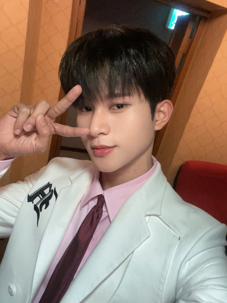 HORI7ON_twt's tweet photo. [🦊] It was such an amazing opportunity to perform at Kidzania, I hope we go back there and hopefully we play with the kids next time.  Everything was just cool and cute.😊

#HORI7ON #호라이즌 #WINSTON #윈스턴 https://t.co/SHd38lgKWO
