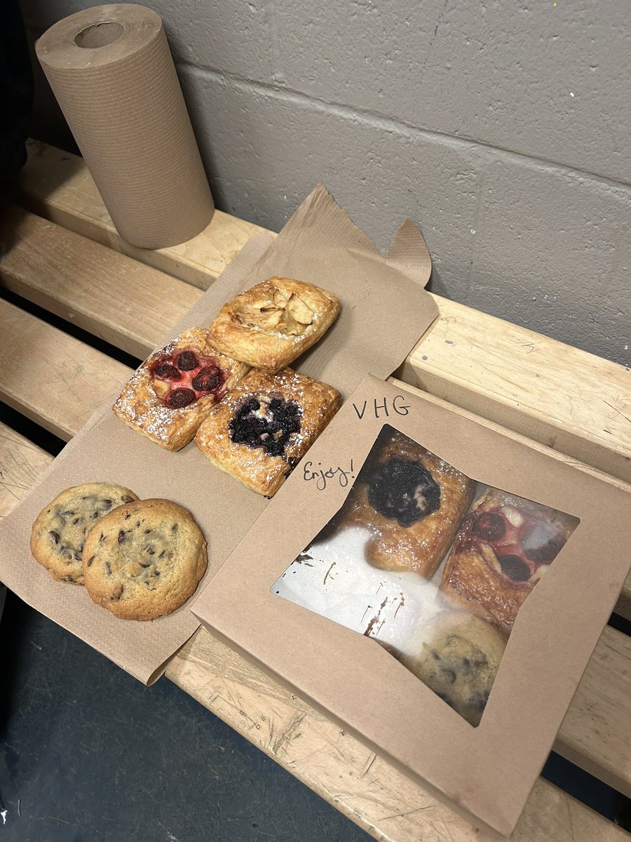 vhghockey_'s tweet photo. Special thanks to one of our program attendees for hooking us up with some tasty treats this morning!

Coach Kav lives for a good pastry @kavanagh_jeremy @StucklessEthan @_hsmith06 https://t.co/KOGQwGGveR