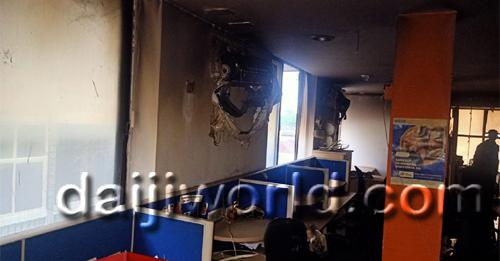 daijiworldnews's tweet photo. Mangaluru: Short-circuit sparks fire in insurance company's office
https://t.co/EaRS9uycDw.
#mangalore #firesafety #fireservice #firefighter #fireworks #safetyfirst #safe #safetytraining #safety #firesecurity #daijiworld #daijiworld247 https://t.co/pZxSDXoVaI