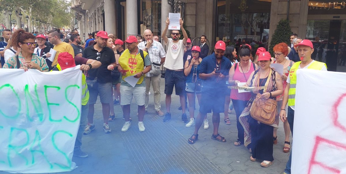 ugtcatalunya's tweet photo. 📢 Concentració de la @hosteleriaugt davant l'Hotel Majèstic per denunciar la persecució sindical ❌

Més informació 👉 https://t.co/GaAmabrm7k https://t.co/glqnwEjOAV