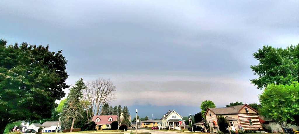 Storm over the #VillageofNewburg near <a href="/WestBend/">City of West Bend</a> right now ⛈️ 
@LindseySlaterTV <a href="/Mark_Baden/">Mark Baden</a> <a href="/Daji_aswad_wx/">Daji Aswad</a> <a href="/BrianNizTMJ4/">Brian Niznansky</a> <a href="/InnovativeWx/">Innovative Weather</a> <a href="/NWSMilwaukee/">NWS Milwaukee</a>