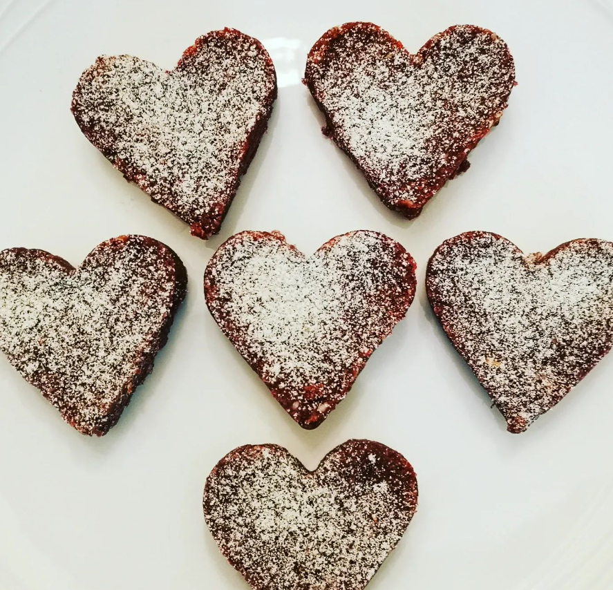 Healthy Heart Cookies 🍪♥️

💕1/2 cup pecans
💕3/4 cup desiccated Coconut
💕1 cup medjool dates
💕1tsp coco powder

Recipe and photo by nutrisnappers on Instagram 📷