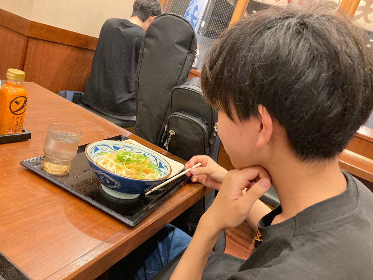 POSTERBOYS_69's tweet photo. 8/5 来たるSoul Rebel 2023に向け
毎日スタジオ漬けのメンバー達の様子

1 : ギターソロを掻き鳴らす中の人
2 : 練習の報酬にありつくたいち Ba.
3 : soul rebel 2023 ポスター https://t.co/LD85dE7yhW