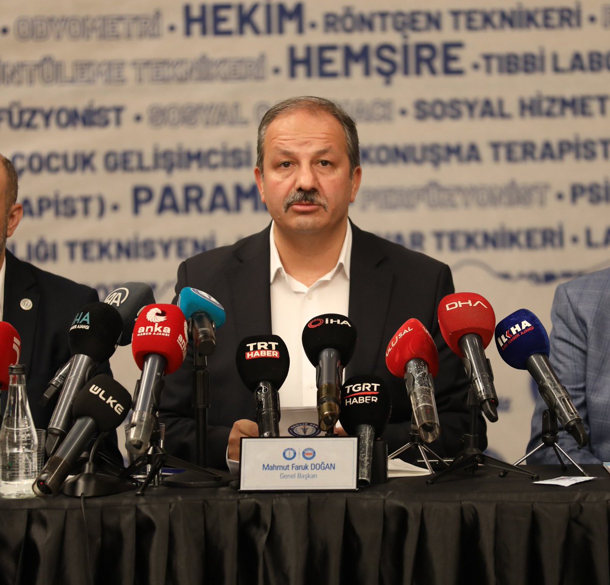SSMahmutFaruk's tweet photo. Temelinde alın terinin yer aldığı 7. Dönem Toplu Sözleşme tekliflerimizi düzenlediğimiz basın toplantısı ile kamuoyuyla paylaştık. 

109 Teklifimizle birlikte hekimin, hemşirenin, ebenin hakkı için, emeği için, alın teri için masada yer alacağız ve emeğin mücadelesini vereceğiz.

Haklı talep ve beklentilerin karşılanması için toplu sözleşme masasını kritik bir eşik ve bir fırsat olarak görüyoruz.

https://t.co/4KEK1HhLiF

#SağlıkSeninTalebi