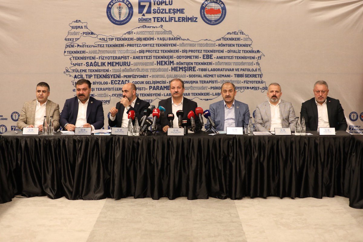 SSMahmutFaruk's tweet photo. Temelinde alın terinin yer aldığı 7. Dönem Toplu Sözleşme tekliflerimizi düzenlediğimiz basın toplantısı ile kamuoyuyla paylaştık. 

109 Teklifimizle birlikte hekimin, hemşirenin, ebenin hakkı için, emeği için, alın teri için masada yer alacağız ve emeğin mücadelesini vereceğiz.

Haklı talep ve beklentilerin karşılanması için toplu sözleşme masasını kritik bir eşik ve bir fırsat olarak görüyoruz.

https://t.co/4KEK1HhLiF

#SağlıkSeninTalebi