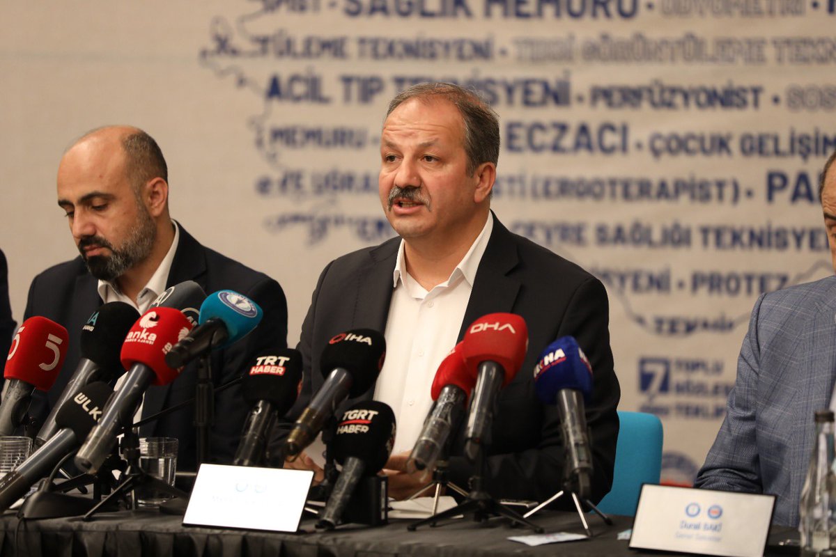 SSMahmutFaruk's tweet photo. Temelinde alın terinin yer aldığı 7. Dönem Toplu Sözleşme tekliflerimizi düzenlediğimiz basın toplantısı ile kamuoyuyla paylaştık. 

109 Teklifimizle birlikte hekimin, hemşirenin, ebenin hakkı için, emeği için, alın teri için masada yer alacağız ve emeğin mücadelesini vereceğiz.

Haklı talep ve beklentilerin karşılanması için toplu sözleşme masasını kritik bir eşik ve bir fırsat olarak görüyoruz.

https://t.co/4KEK1HhLiF

#SağlıkSeninTalebi
