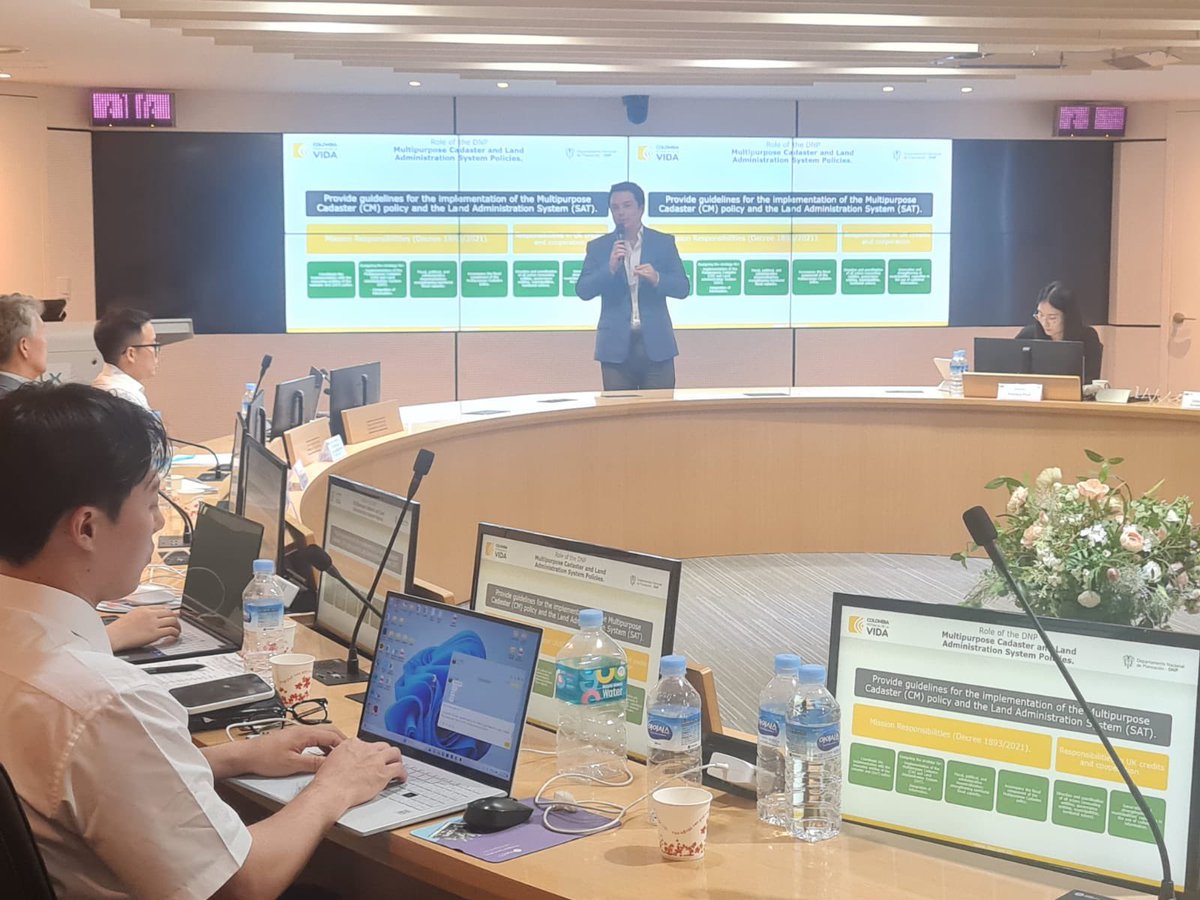 DNP_Colombia's tweet photo. En la Misión de Catastro y Administración del Territorio de Colombia, que se lleva a cabo en Corea, el subdirector general de Descentralización y Desarrollo Territorial del #DNP, @CamiloAcero, explicó el espíritu del #CatastroMultiproposito dentro del Plan Nacional de Desarrollo. https://t.co/ztT9dAOjeF