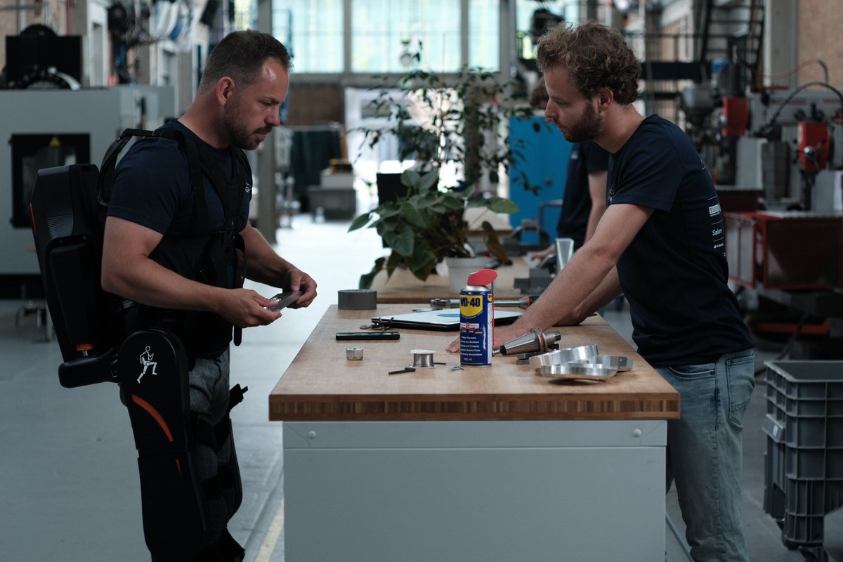SalureBV's tweet photo. #Mijlpaal: dwarslaesiepatiënt Koen wandelde afgelopen vrijdagmiddag zónder krukken in een #exoskelet van @tudelft #studenten in Rotterdam. Het skelet hield zichzelf in evenwicht. Mede dankzij Salure! Lees meer: https://t.co/1DM2NBUoHx #technology #DataAnalytics https://t.co/CYBz4ezExV