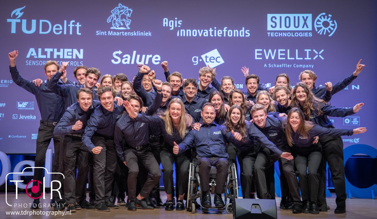 SalureBV's tweet photo. #Mijlpaal: dwarslaesiepatiënt Koen wandelde afgelopen vrijdagmiddag zónder krukken in een #exoskelet van @tudelft #studenten in Rotterdam. Het skelet hield zichzelf in evenwicht. Mede dankzij Salure! Lees meer: https://t.co/1DM2NBUoHx #technology #DataAnalytics https://t.co/CYBz4ezExV