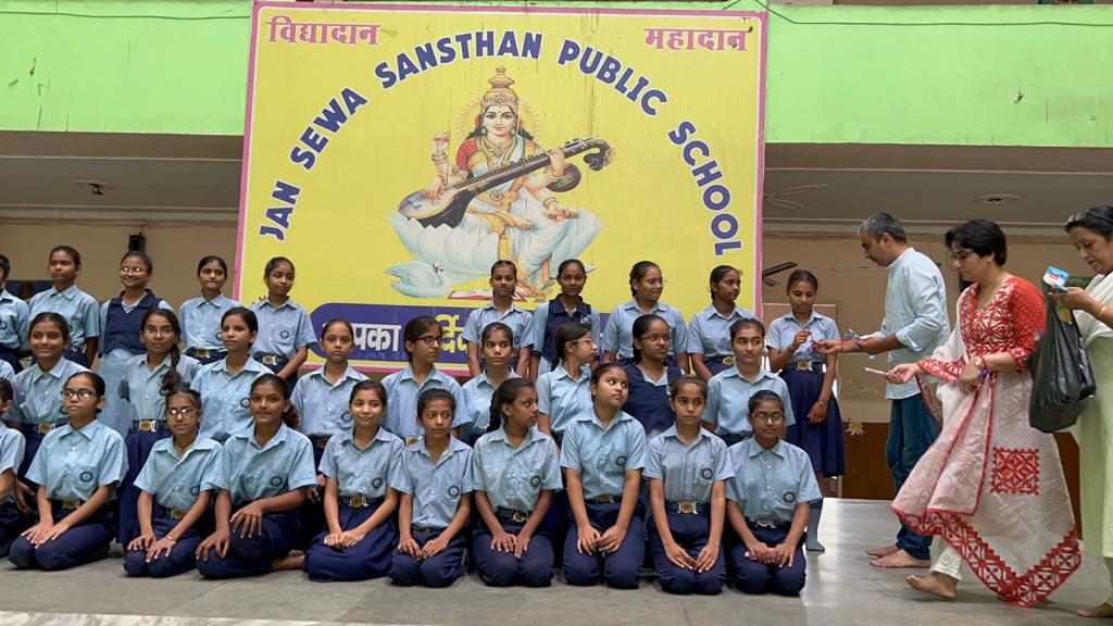 anuragdhanda's tweet image. आज परिवार के साथ मिलकर गरीब बच्चों के बीच जन्मदिन मनाया| इनके सपनों को खुला आसमान मिल सके इसके लिए संघर्ष करते रहेंगे|