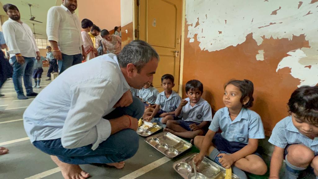 anuragdhanda's tweet image. आज परिवार के साथ मिलकर गरीब बच्चों के बीच जन्मदिन मनाया| इनके सपनों को खुला आसमान मिल सके इसके लिए संघर्ष करते रहेंगे|