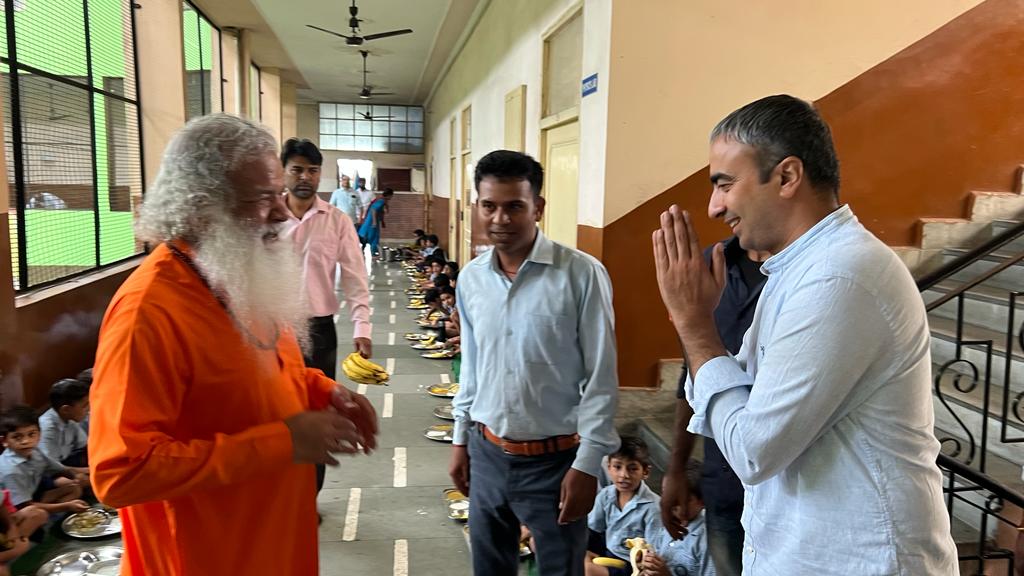 anuragdhanda's tweet image. आज परिवार के साथ मिलकर गरीब बच्चों के बीच जन्मदिन मनाया| इनके सपनों को खुला आसमान मिल सके इसके लिए संघर्ष करते रहेंगे|