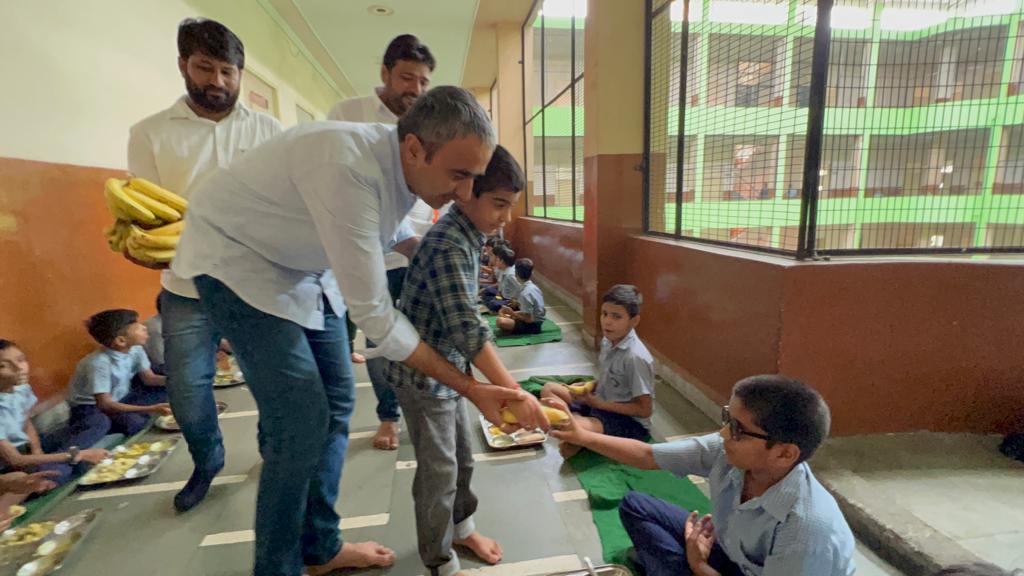 anuragdhanda's tweet image. आज परिवार के साथ मिलकर गरीब बच्चों के बीच जन्मदिन मनाया| इनके सपनों को खुला आसमान मिल सके इसके लिए संघर्ष करते रहेंगे|