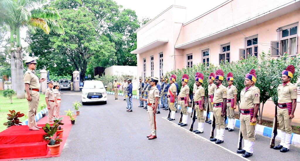SPmysuru's tweet photo. ಸಂಚಾರ & ರಸ್ತೆ ಸುರಕ್ಷತೆ ಎಡಿಜಿಪಿ ರವರಾದ ಮಾನ್ಯ @alokkumar6994 ರವರಿಂದು, ರಸ್ತೆ ಸುರಕ್ಷತೆಗೆ ಸಂಬಂಧಿಸಿದಂತೆ ಜಿಲ್ಲಾ ಪೊಲೀಸ್ ಕಛೇರಿಯಲ್ಲಿ ಸಮಾಲೋಚನೆ ಸಭೆ ನಡೆಸಿ ಅಗತ್ಯ ಸೂಚನೆಗಳನ್ನು ನೀಡಿದರು. @Rangepol_SR #spmysuru @AddlSPmysuru ರವರು ಹಾಜರಿದ್ದರು. @KarnatakaCops @DgpKarnataka https://t.co/UmPdS3Ypyh