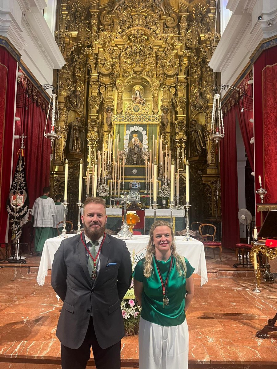 TrashorrasVOX's tweet photo. Hoy es el día de la Patrona de #DosHermanas Santa Ana, con especial mención a @HdadSantaAnaDH en su V Centenario. Hemos participado en la solemne función principal de Instituto como representantes del @aytodoshermanas y de @Vox_2Hermanas 
¡Felicidades a todos los nazarenos! https://t.co/xj7d85ujmn