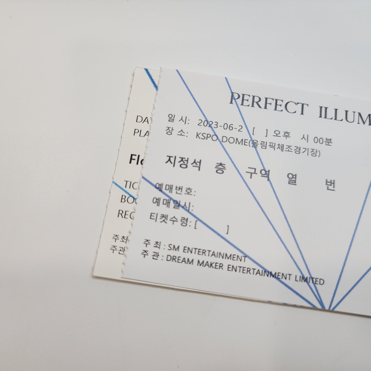 ondaram0525's tweet photo. 실제 공식 티켓과의 비교사진입니다
제작된 비공식 티켓은 공식 티켓보다 미싱이 더 촘촘하게 들어갑니다 https://t.co/7N0C4vSAUs