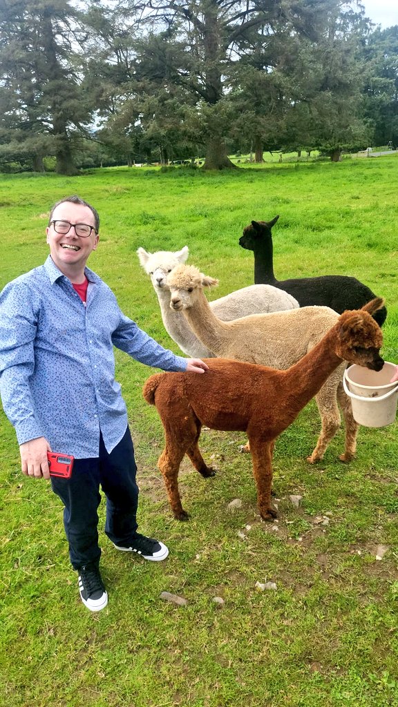 Hello, *taps screen* is this thing working anymore. Would you like to see?! Tis me spending time with these new pals that I'm calling Rose, Blanche, Sophia (or Ma) and Dorothy (at the back!). Hope you're all having a super summer? 😊❤️ #SummerVibes #ThankYouForBeingAFriend