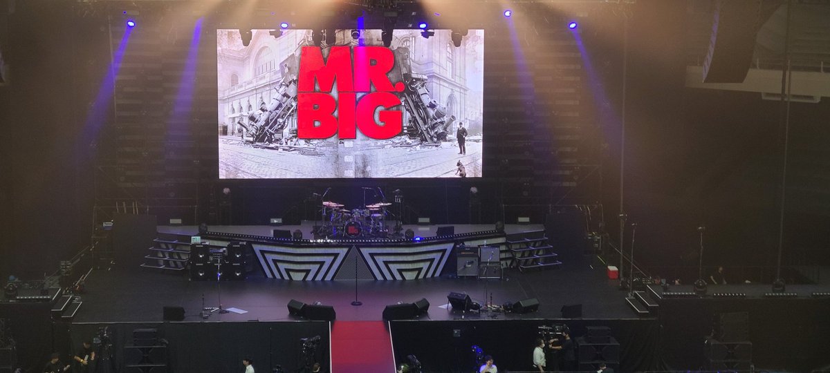kyonnext's tweet photo. 見に行ってきました。
グッズがパンフ以外売り切れてたのは
計算外(TдT)

#MRBIG https://t.co/TONRgqfEbW