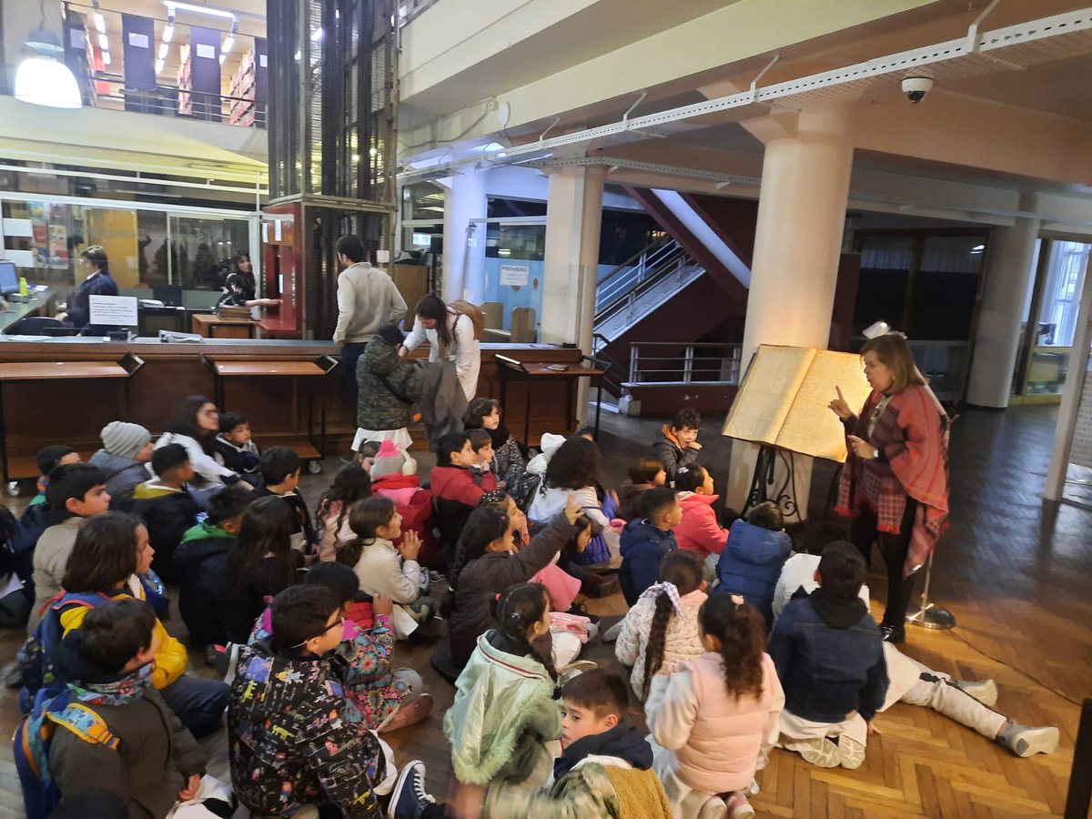 #VisitasGuiadasBNU | Esta semana nos visitaron los  alumnos de 1° y 2° año de la Escuela n.° 382, el recorrido finalizó con la narración del cuento "Un zapato en la luna" por su autora, Raquel Silvetti. 

Agenda de visitas guiadas➡ bibna.gub.uy/visitas-guiada…