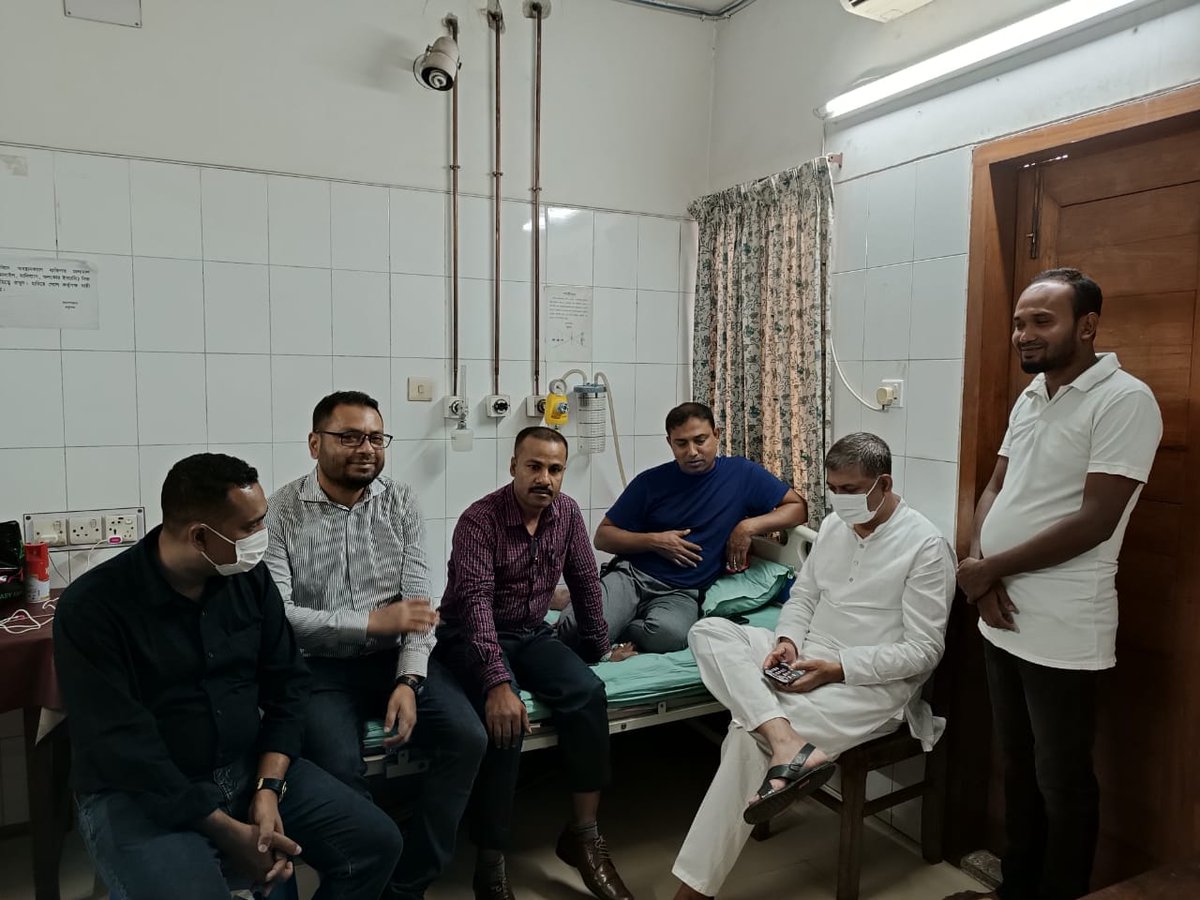 shikhormp's tweet photo. ভারত থেকে ফিরেই মাগুরা জেলা যুবলীগের আহ্বায়ক মো.ফজলুর রহমানের শারীরিক খোঁজ খবর নিতে বঙ্গবন্ধু শেখ মুজিবুর রহমান মেডিকেল বিশ্ববিদ্যালয় কলেজ হাসপাতালে যাই। আশা করি খুব দ্রুত সুস্থ্য হয়ে আবারও রাজনৈতিক মাঠে তাকে আমরা দেখতে পাব...
#magura #bd #bsmu #bangladesh https://t.co/QDWpUYBseC