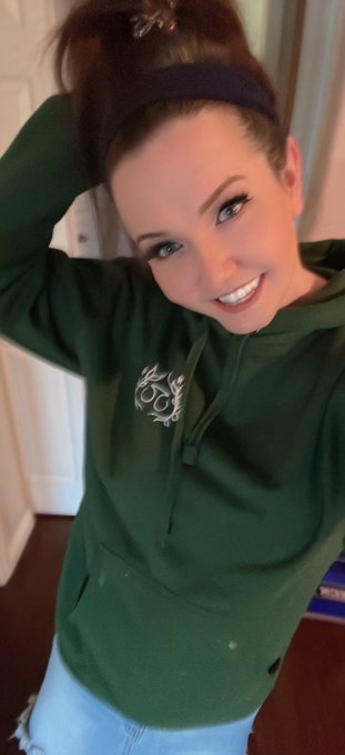 I shared this with Instagram but why not here too! You guys like my brown hair? https://t.co/ix0Lhe9