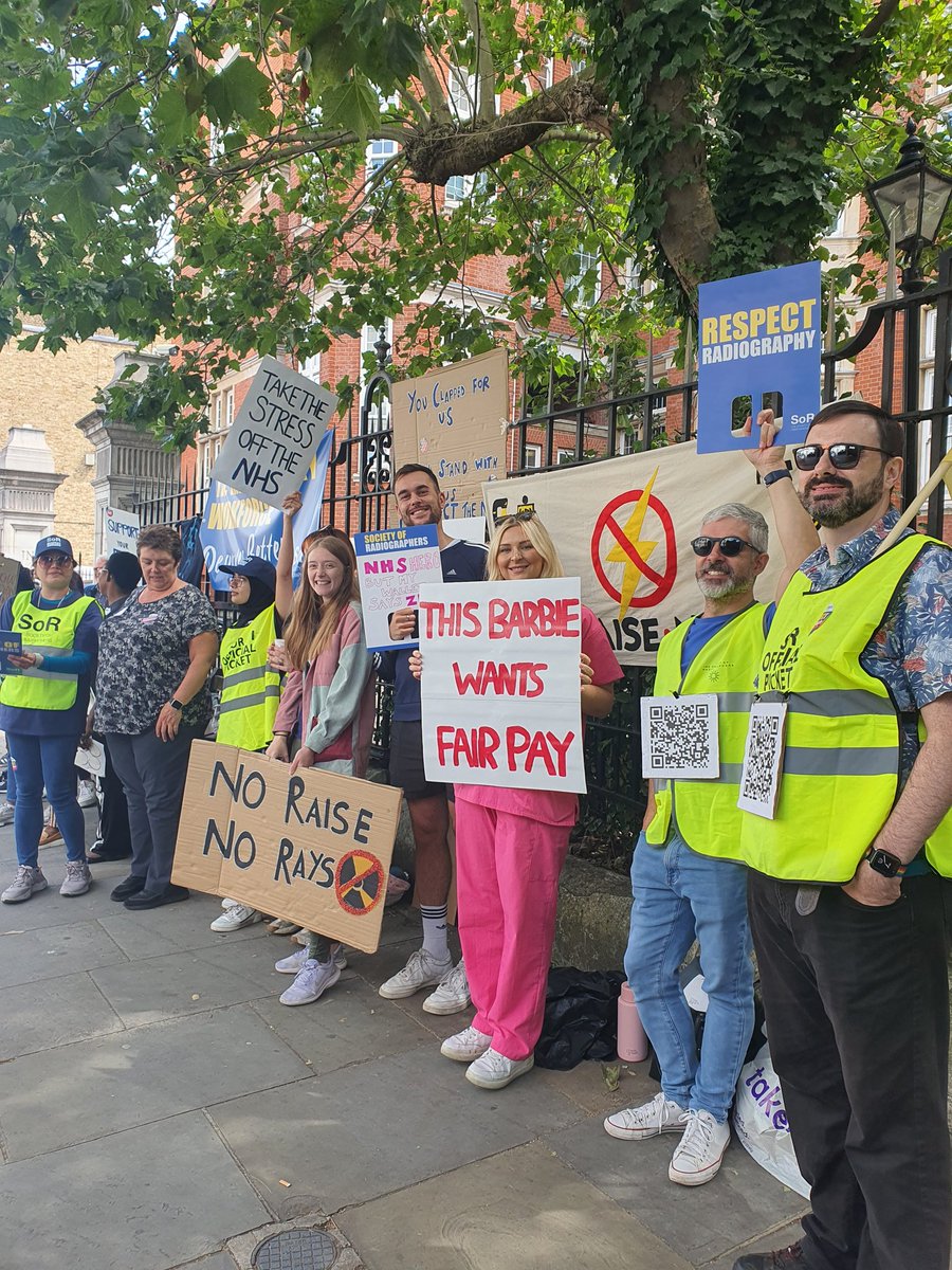 More smiles and support from the @royalmarsdenNHS picket line today, day 2 and still going strong! #RespectRadiography @SCoRMembers @RM_Radiotherapy