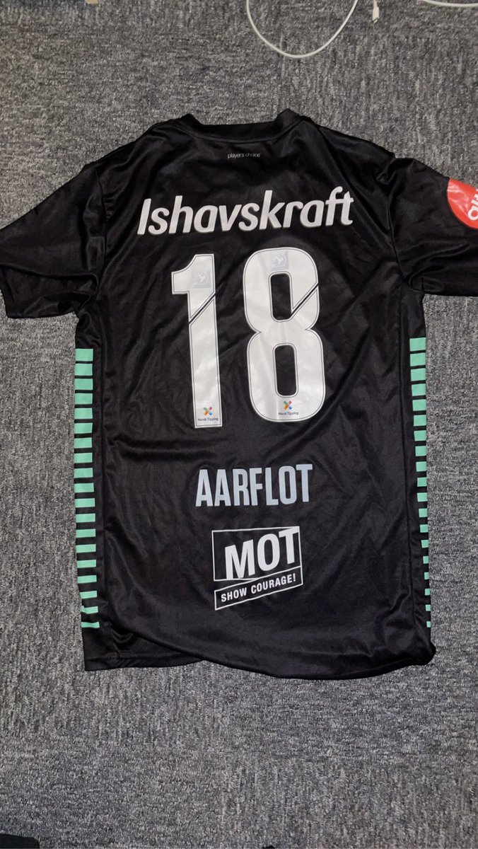 Kampbrukt drakt personlig fått av <a href="/Elias_Aarflot/">Elias Aarflot</a> som i B-gave. Gjør sæ fint i starten på samlinga.