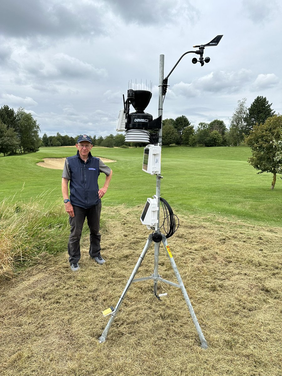 Our new weather station expertly installed today by Mark Hunt @UKWeatherExpert giving us more in depth data @CumberwellPark ☔️❄️🌤️💨