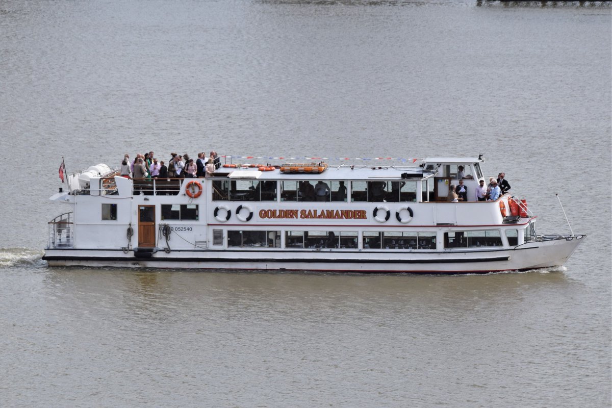 An interesting formation of boats out on the #Thames this afternoon with <a href="/london_boat/">London & Thames Boat Company</a> GOLDEN SALAMANDER leading <a href="/cityoflondon/">City of London</a> Port Health Authority boats LADY AILEEN and LONDINIUM III on a group outing from #BarkingRiverside #London. 

#dlr_blog