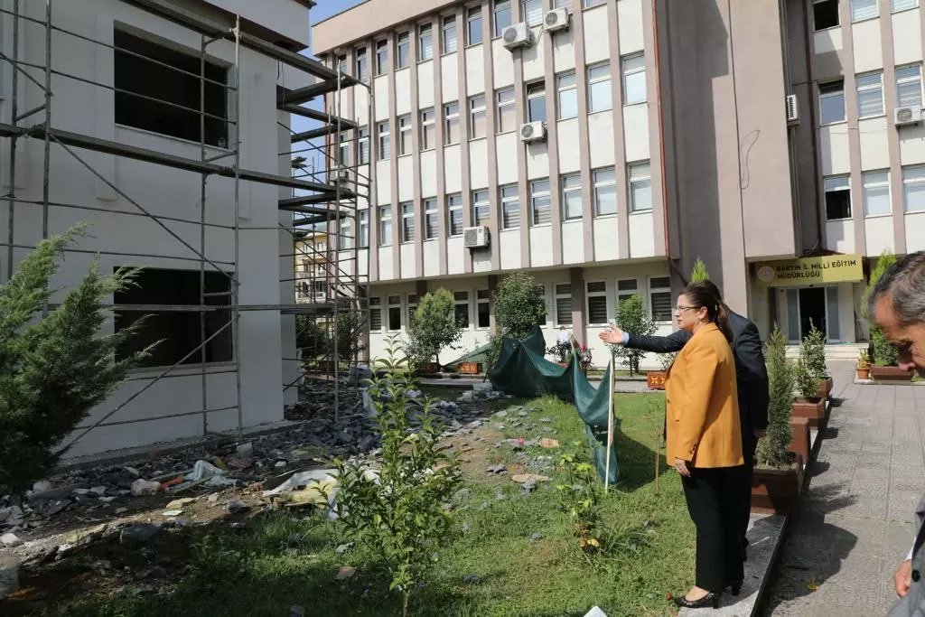 Valimiz Sayın Dr. Nurtaç Arslan,  Halk Eğitim Merkezi Müdürü Mehmet Asım Özdemir'e taziye ziyaretinde bulundu ve Müdürümüz Oğuzhan Acar eşliğinde ek binamızın güçlendirme çalışmalarını yerinde inceledi.

Detaylar👇
meb.ai/UTOgbgo

<a href="/tcmeb/">Millî Eğitim Bakanlığı</a> 
<a href="/tcbartinvalilik/">T.C. Bartın Valiliği</a> 
<a href="/OuzhanACAR7/">Oğuzhan ACAR</a>