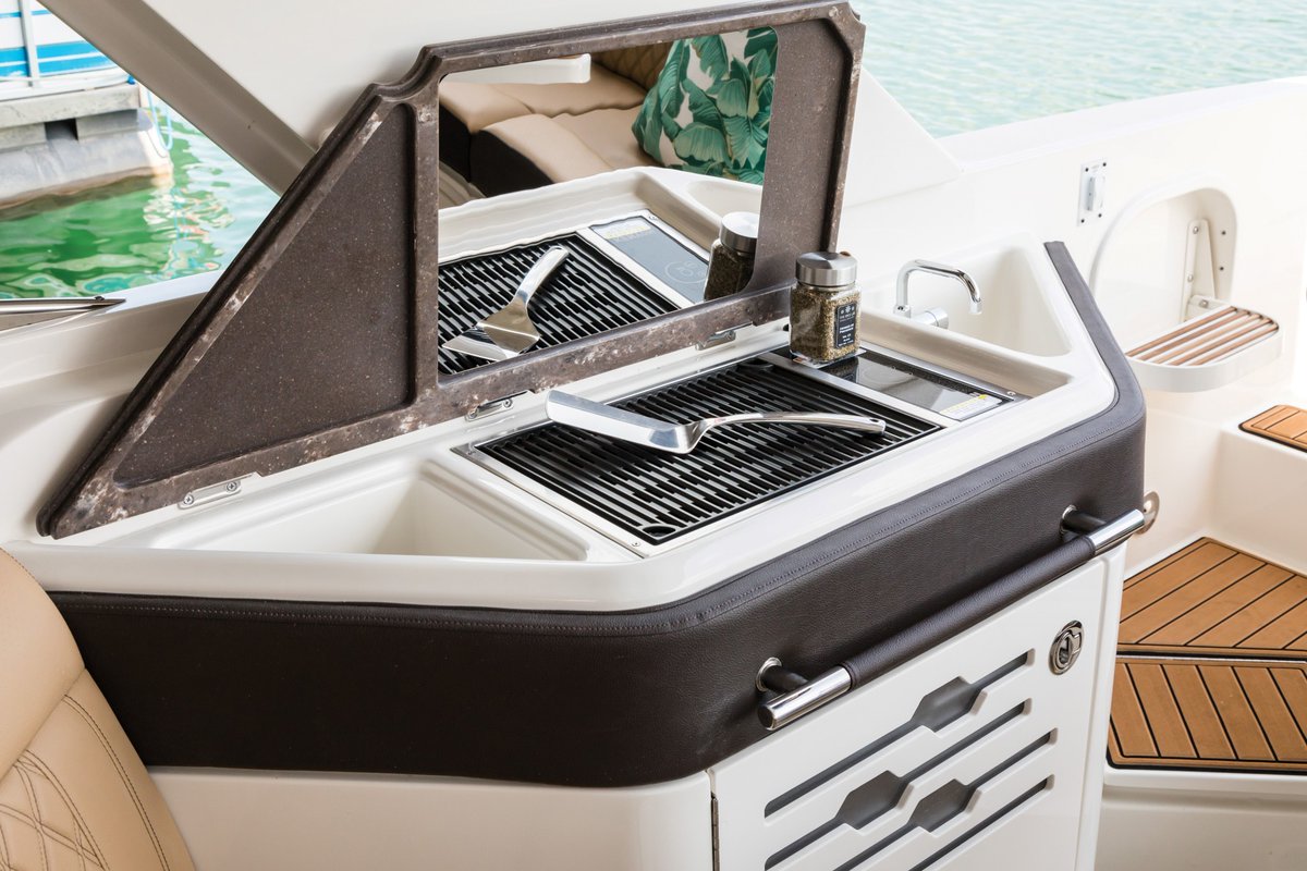 Unbeatable comfort and luxury amenities combine to make the SLX 310 Outboard.